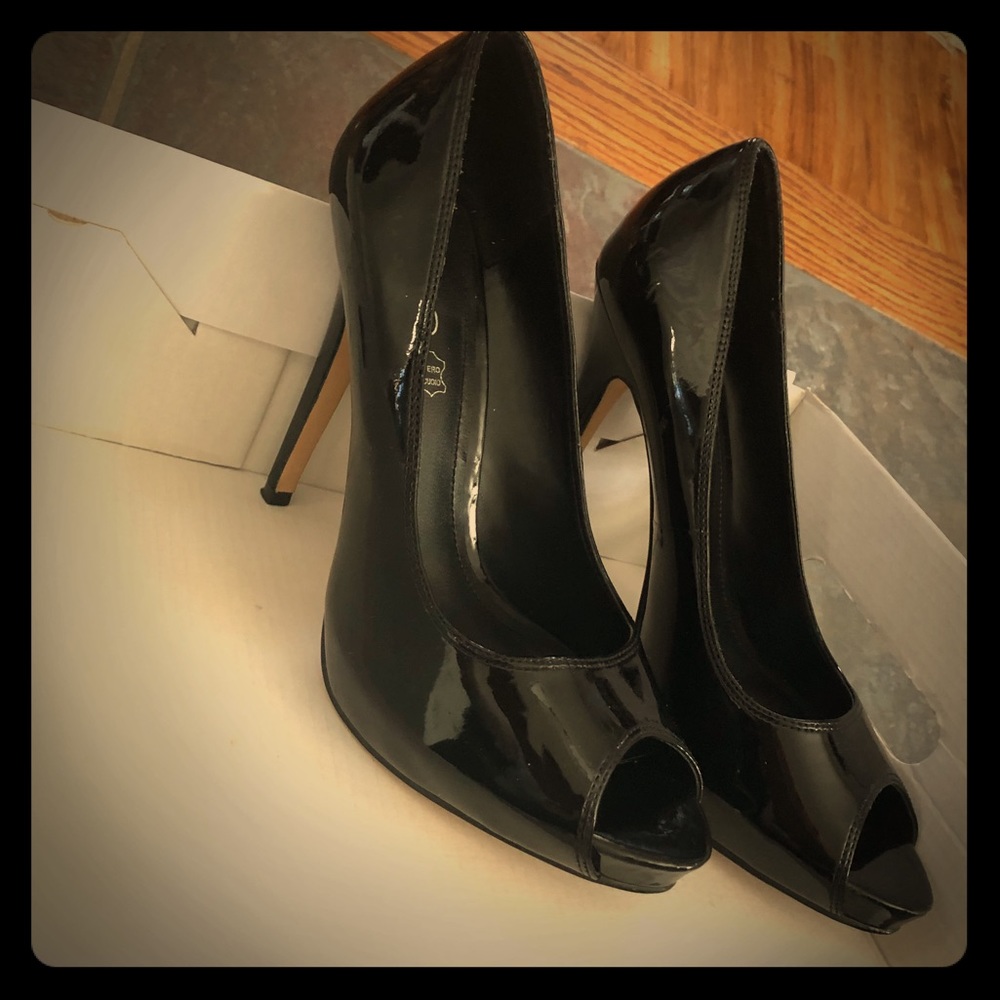 A 5 in black patent pump by ALDO. Like new